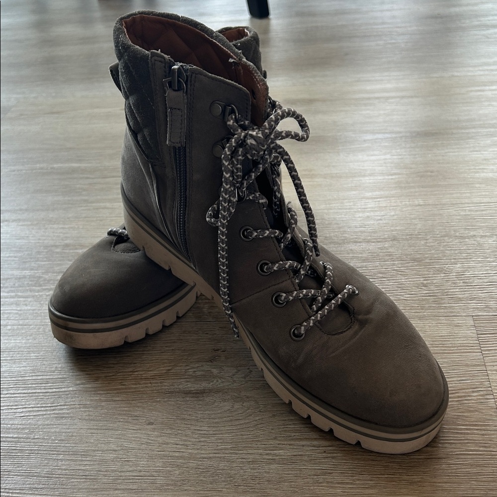 🎉 CLEARANCE GUC Gray Lace-Up Ankle Boots with side easy on zipper size 10